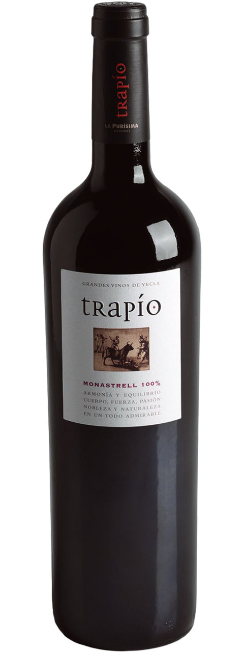 Bodegas La Purisima Trapio 2018 Rotwein in einer Weinflasche vor dunklem Hintergrund, detailreiche Etikettansicht.