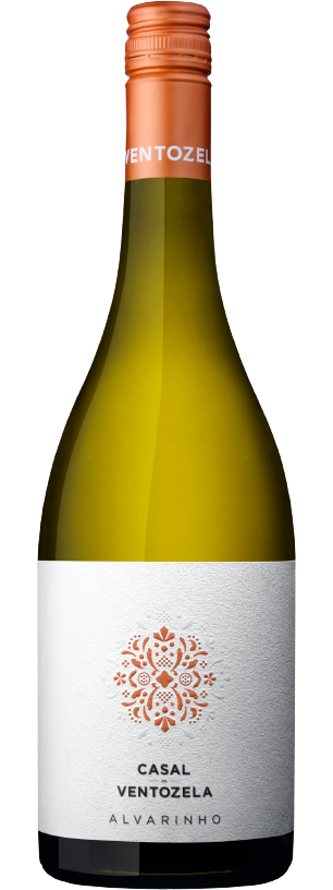 Weißwein Casal de Ventozela Alvarinho 2024 in einem Weinglas, flasche auf einem Holztisch, elegant präsentiert.