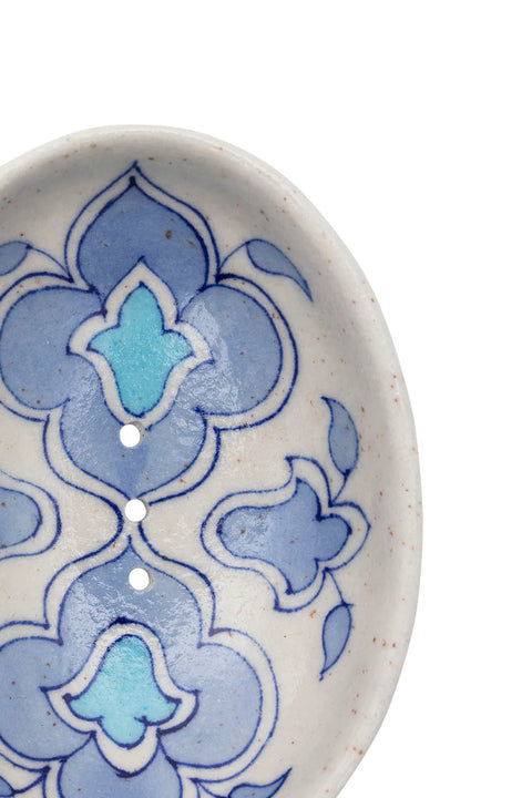 Handbemalte blaue Seifenschale aus Fair Trade Keramik von Tranquillo, mit blauer Porzellan-Optik und dekorativem Design