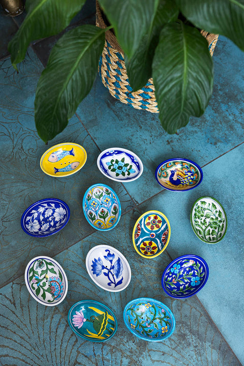 Bunte handbemalte Seifenschale aus Fair Trade Keramik von Tranquillo, mehrfarbig mit blauer Pottery-Optik.