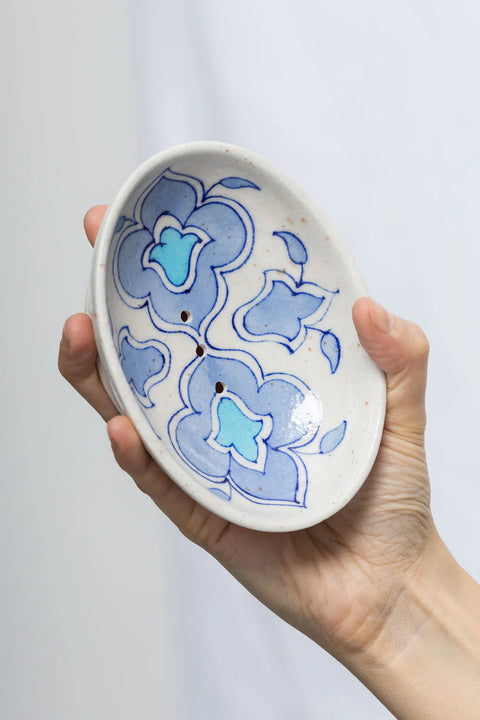 Handbemalte blaue Seifenschale aus fair gehandelter Keramik von Tranquillo, mit kunstvollem Design und natürlicher Optik