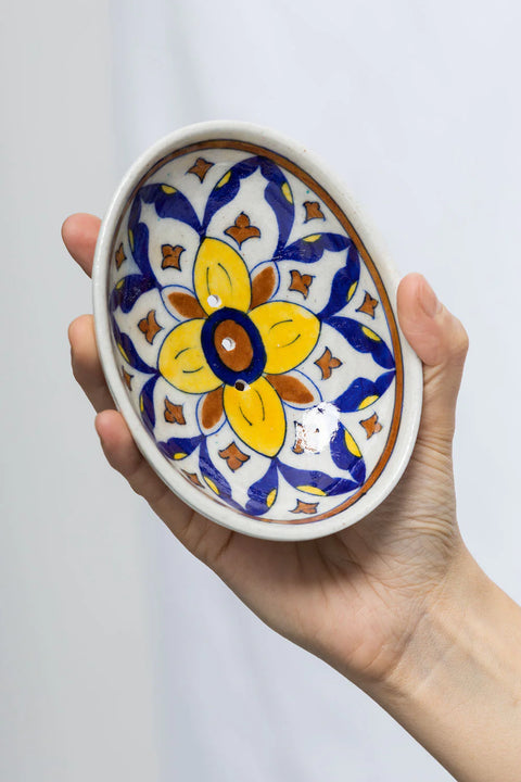 Bunte handbemalte Seifenschale aus Fair Trade Keramik von Tranquillo, rundes Design, blauer Ton mit bunten Mustern