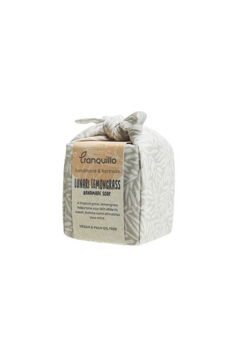 Handgemachte Fair Trade Naturseife von Tranquillo, zeigt eine rustikale Seife mit natürlichen Zutaten und blumigem Duft.