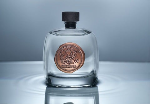 Drei Flaschen Juniper Jack Gin-Set von Independent Spirits Dresden, grüne Pflanzen im Gewächshaus im Hintergrund