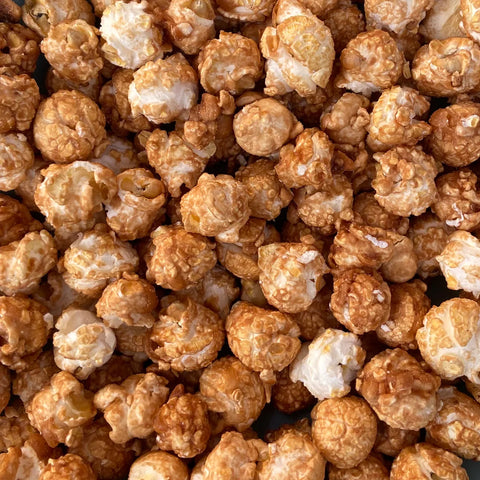 Knalle Popcorn mit Nougat und Piemonteser Haselnüssen, close-up, saisonale limitierte 100g Packung