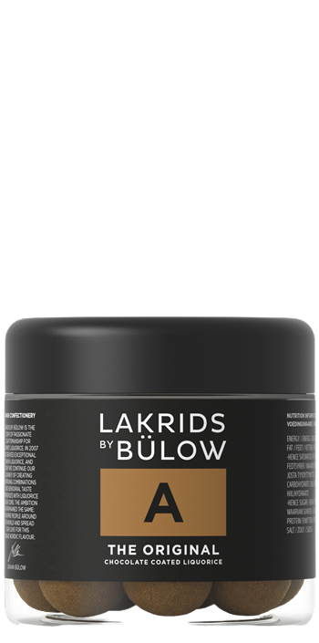 Lakrids by Bülow Lakritz in Schokohülle, 115g, mit dunkler Schokolade umhüllte Lakritzstücke, auf weißem Hintergrund.