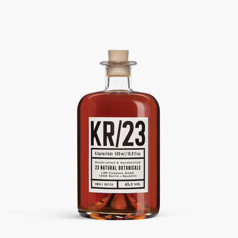 LQR Co. KR/23 Kräuterlikör in 0,5L Flasche, 40% Vol., mit Kräuter- und Gewürznoten, im Glas mit Kräutern und Likör.