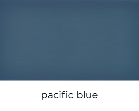 Kreidefarbe in Pacific Blue von Paint of Walinoon, zeigt eine flüssige blaue Wandfarbe auf einer Farbprobe.