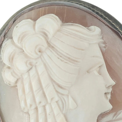 Farbdose Cameo von Painting The Past vor gestrichener Wandfläche