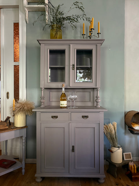 Dänisches Küchenbuffet in mauve Kreidefarbe mit graublauen Tönen, detailreiche Holzoberfläche