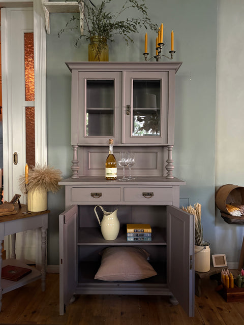 Dänisches Küchenbuffet in Kreidefarbe Mauve mit grau-violettem Finish, stilvoll und robust.