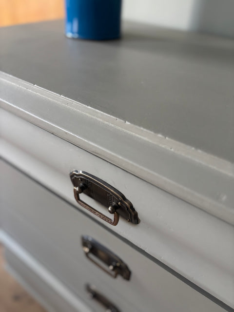 Taupe Kreidefarbe von Painting The Past, geöffnete Farbdose mit cremiger Konsistenz und Pinsel.