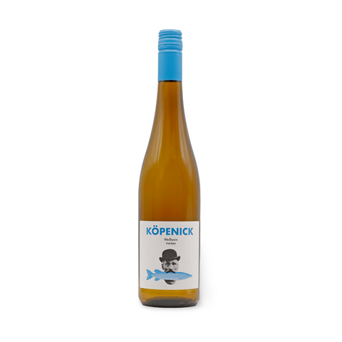 Tobias Rickes Köpenick Weißwein trocken 2024, klares Glas mit goldenem Weißwein, Weinglas und Weinflasche im Hintergrund