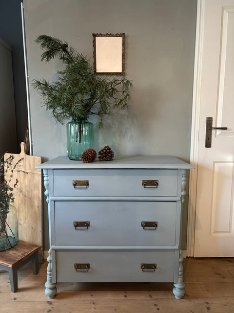 Antike Vintage-Kommode in Kreidefarbe Die Moldau, graublau, mit elegantem Design und klassischen Holzgriffen