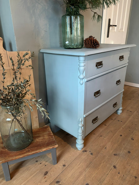 Antike Vintage Kommode in Kreidefarbe Die Moldau, graublau, mit antikem Design und handgefertigter Oberfläche