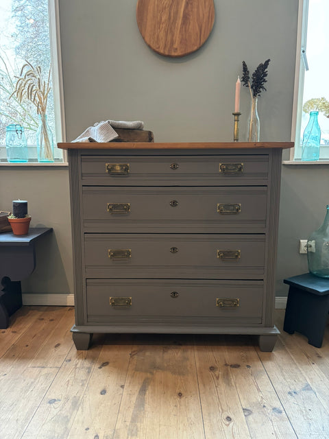 Antike Vintage Kommode in graubrauner Kreidefarbe, mit eleganten antiken Holzgriffen.
