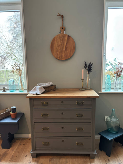 Antike Vintage Kommode in Kreidefarbe Grime, graubraun, mit antikem, rustikalem Design