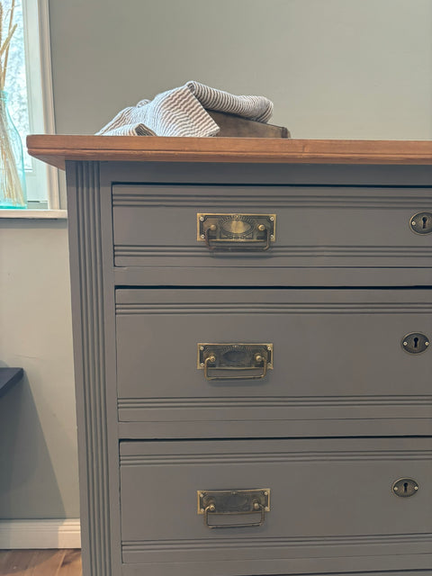 Antike Vintage Kommode in Kreidefarbe Grime, graubraun, mit eleganten Holzdetails und antikem Charme