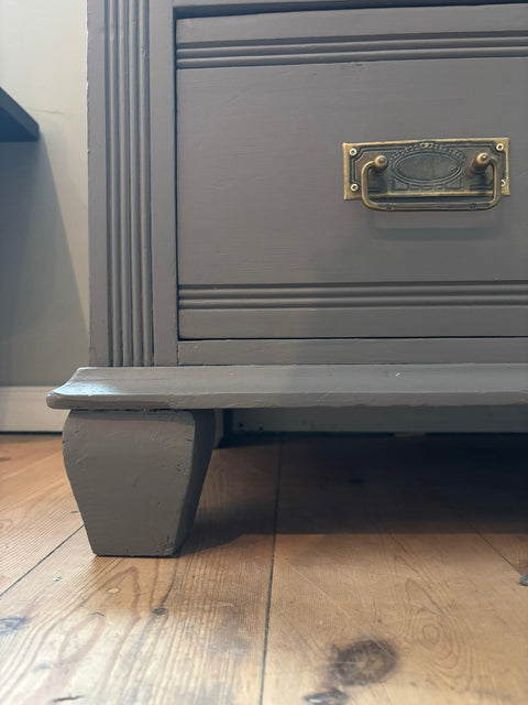 Antike Vintage Kommode, graubraune Kreidefarbe, detailreiche Holzstruktur, stilvolle Antikmöbel