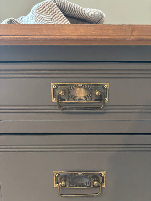 Antike Vintage Kommode in graubrauner Kreidefarbe, detailreiche Holzstruktur sichtbar