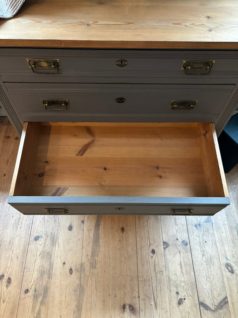 Antike Vintage Kommode mit Kreidefarbe in Graubraun, detailreiche Holzoberfläche und antikes Design