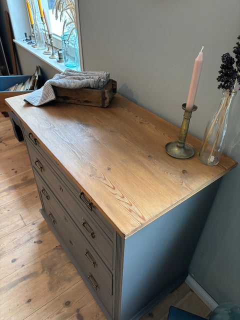 Antike Vintage Kommode in Kreidefarbe Grime, graubraun, mit antikem Design und Holzdetails