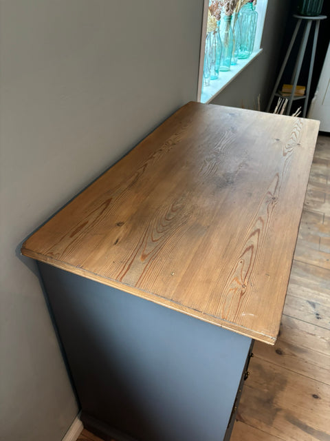 Antike Vintage Kommode in Kreidefarbe Grime, graubraun, mit antiker Holzstruktur und eleganter Oberfläche
