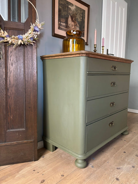 Antike Weichholzkommode in Kreidefarbe Moss, dunkelgrün, mit eleganten Holzgriffen und vintage Design.