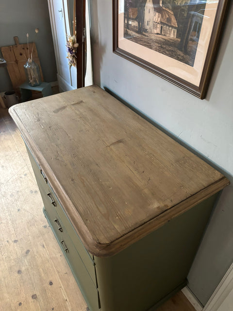 Antike Weichholz Kommode in Kreidefarbe Moss, dunkelgrün, mit eleganten Holzschnitzereien und antikem Design