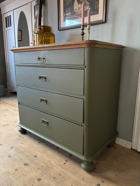 Antike Weichholz Kommode in Kreidefarbe Moss, dunkelgrün, mit traditionellen Holzgriffe und antikem Design