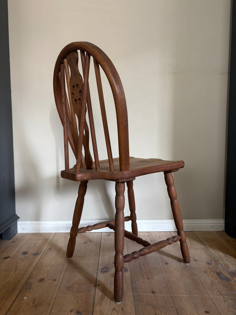 Vier antike dänische Windsor-Stühle in naturbelassenem Holz, traditionelles Design.