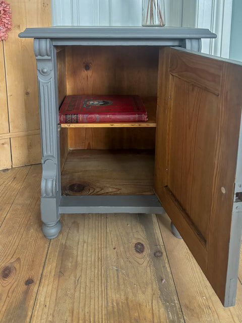 Antiker Nachttisch mit grauer Kreidefarbe, kleiner Beistelltisch im Vintage-Stil