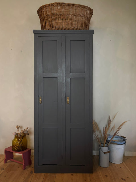 Antiker Vintage Holz Spind in dunkler Kreidefarbe Persian Grey, mit sichtbaren Holzdetails und antikem Design