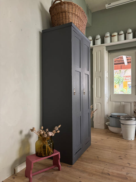 Antiker Vintage Holzspind mit Kreidefarbe Persian Grey, dunkles Grau, rustikaler Garderobenschrank