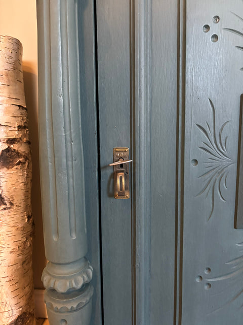 Antikes kleines Vertiko mit Kreidefarbe Baronesse in Blau-Grün, detailreiche Holzoberfläche, elegantes Design