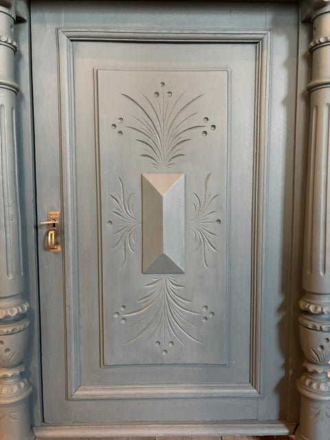 Antikes kleines Vertiko aus Kreidefarbe Baronesse in Blau-Grün, detailreiche Holzmaserung, elegantes Design