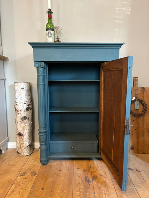 Antikes kleines Vertiko aus Kreidefarbe Baronesse in Blau-Grün, detailreiche Holzoberfläche, elegantes Möbelstück