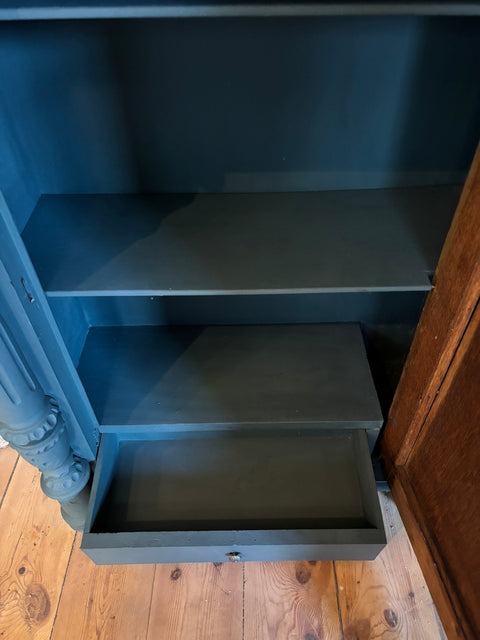Antikes kleines Vertiko in Kreidefarbe Baronesse, blau-grün, mit eleganten Holzschnitzereien und antikem Design