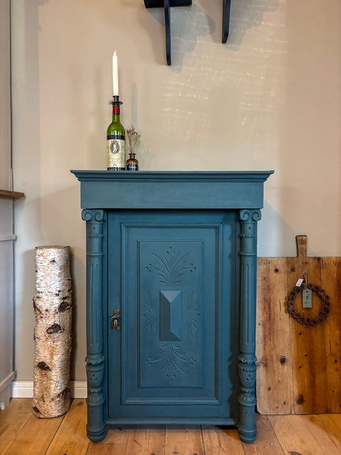 Antikes kleines Vertiko in Kreidefarbe Baronesse, blau-grün, mit eleganten Holzschnitzereien