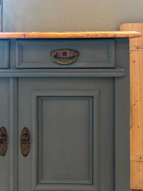 Antikes Weichholz-Sideboard mit Naturholzplatte in blaugrauer Kreidefarbe, detailreiche Ansicht