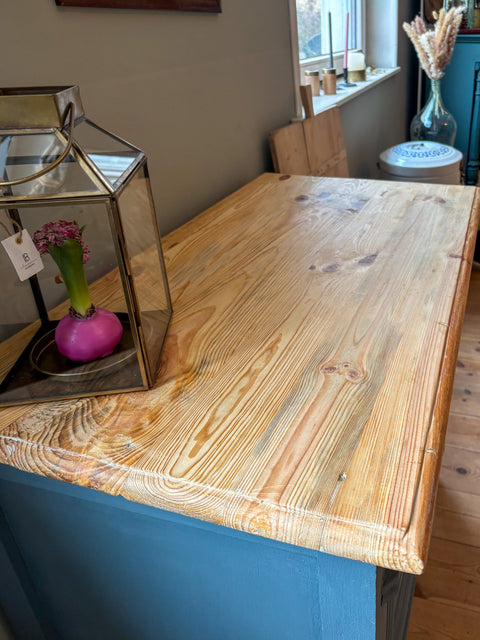 Antikes Weichholz-Sideboard mit Naturholzplatte, Kreidefarbe, blaugrau, detailreiche Holzmaserung sichtbar