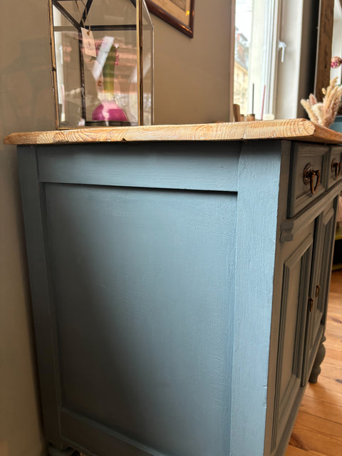 Antikes Weichholz-Sideboard mit Naturholzplatte in blaugrauer Kreidefarbe, detailreiche Oberfläche.