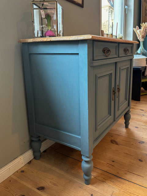 Antikes Weichholz-Sideboard mit Naturholzplatte in blaugrauer Kreidefarbe, detailreiche Holzstruktur sichtbar, Ansicht 2