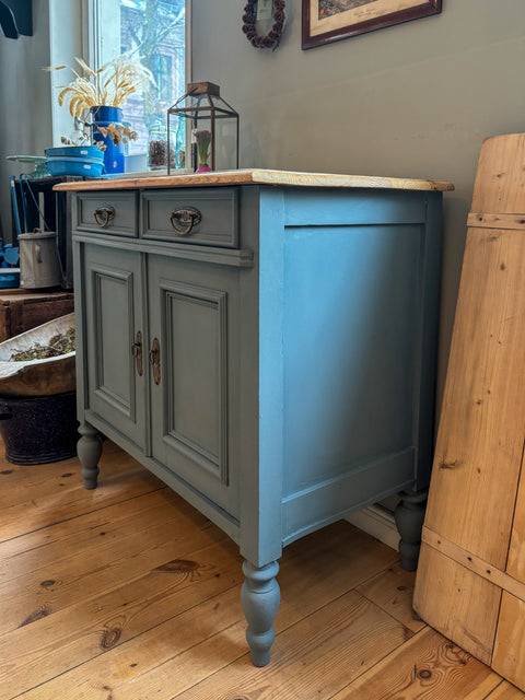 Antikes Weichholz-Sideboard mit Naturholzplatte und Kreidefarbe in blaugrau, detailreiche Holzstruktur