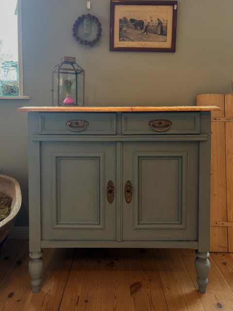 Antikes Weichholz-Sideboard mit Naturholzplatte in blaugrauer Kreidefarbe, detailreiche Holzstruktur sichtbar