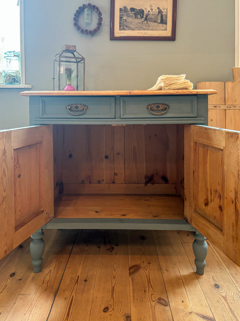 Antikes Weichholz-Sideboard mit Naturholzplatte in blaugrauer Kreidefarbe, detailreiche Holzstruktur sichtbar, Ansicht 3