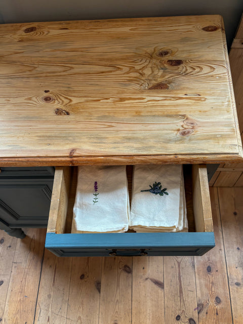 Antikes Weichholz-Sideboard mit Naturholzplatte, blaugrau Kreidefarbe, eleganter Konosolentisch