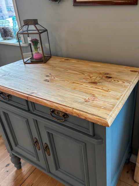 Antikes Weichholz-Sideboard mit Naturholzplatte in blaugrauer Kreidefarbe, detaillierte Holzstruktur sichtbar