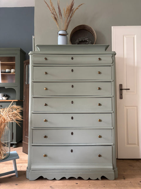 Antike dänische Hochkommode in Kreidefarbe Bitter & Zart, Detailaufnahme des eleganten Möbelstücks