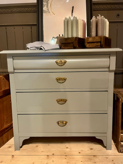 Dänische Kommode in Kreidefarbe Bayleaf grün, detailreiche Holzstruktur und elegante Oberfläche